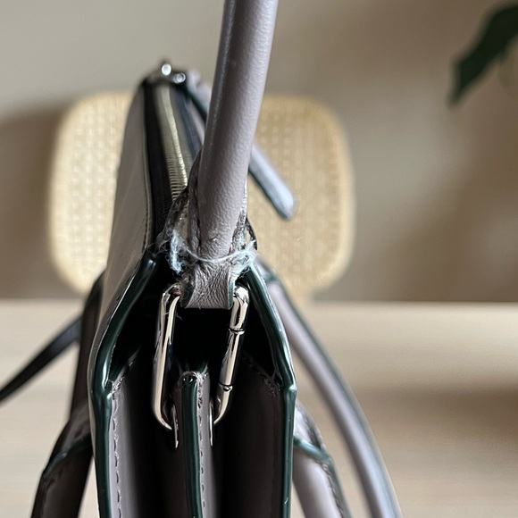 DELAROQ // Troisième tote bag crossbody leather purse in Shroom - Picture 15 of 16